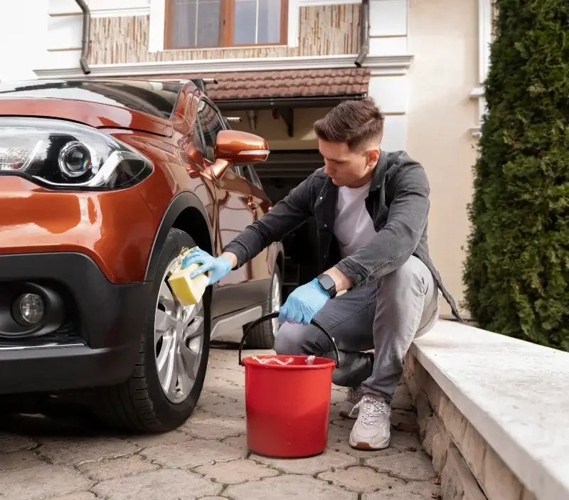Lavage auto à domicile Dommartin-lès-Remiremont : professionnel intervenant sur un véhicule